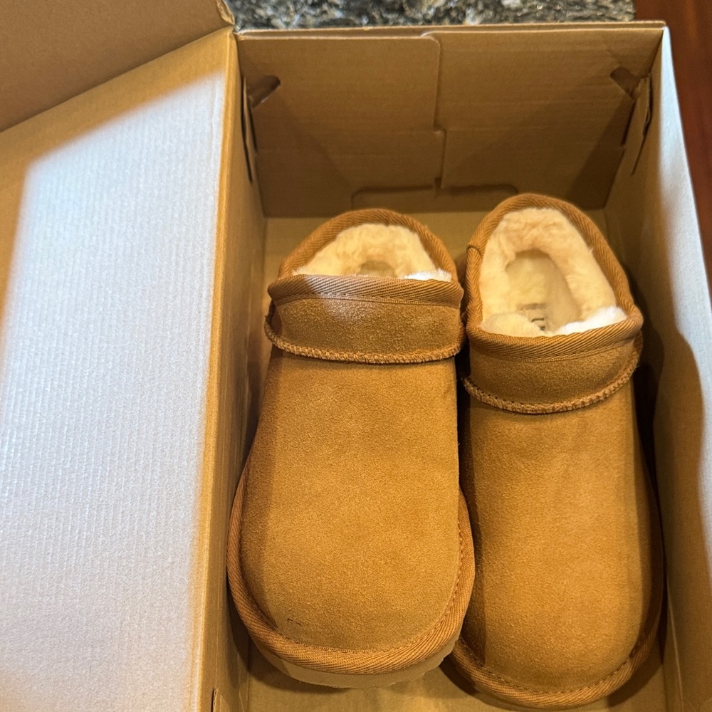 Brand new UGG Classic Slipper - Tan